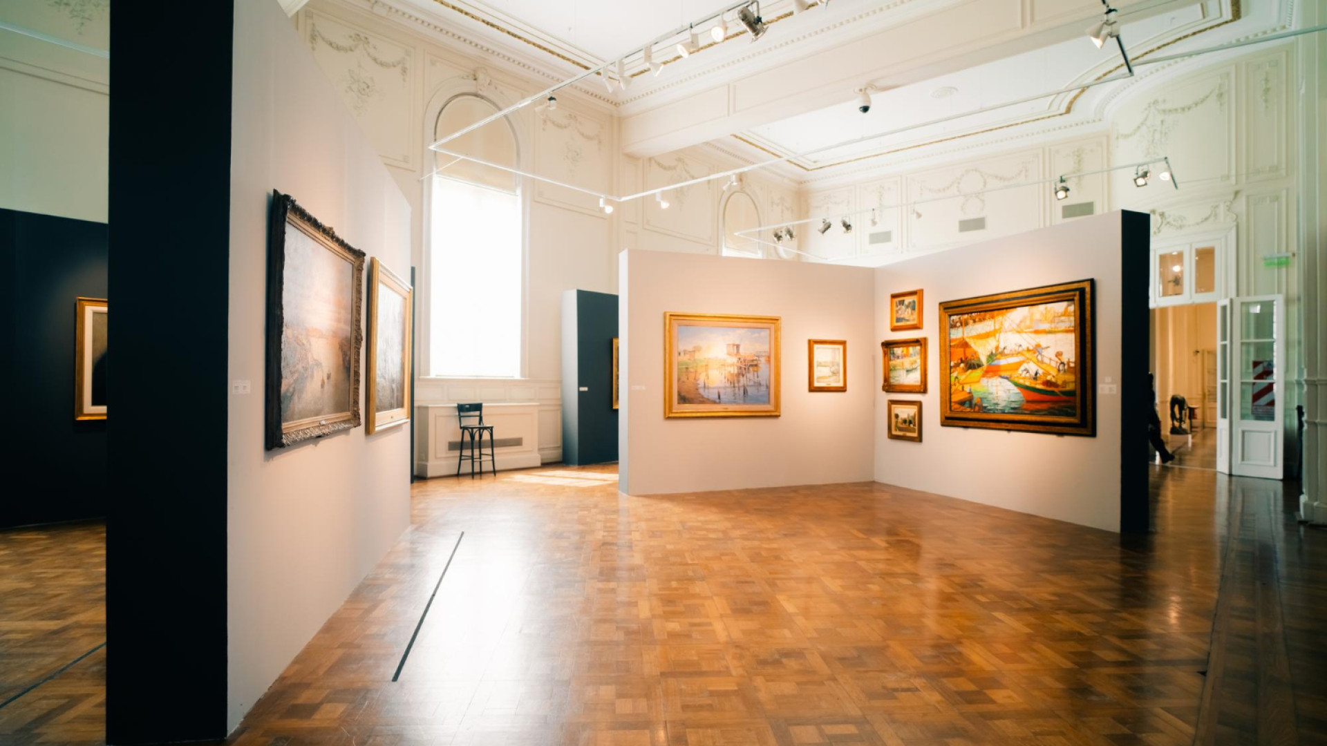 Cloisons modulaires : un pont entre l’art et la technologie dans les musées