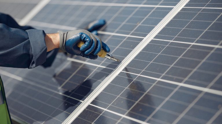 Panneaux solaires à brancher sur prise 220v : une solution énergétique accessible