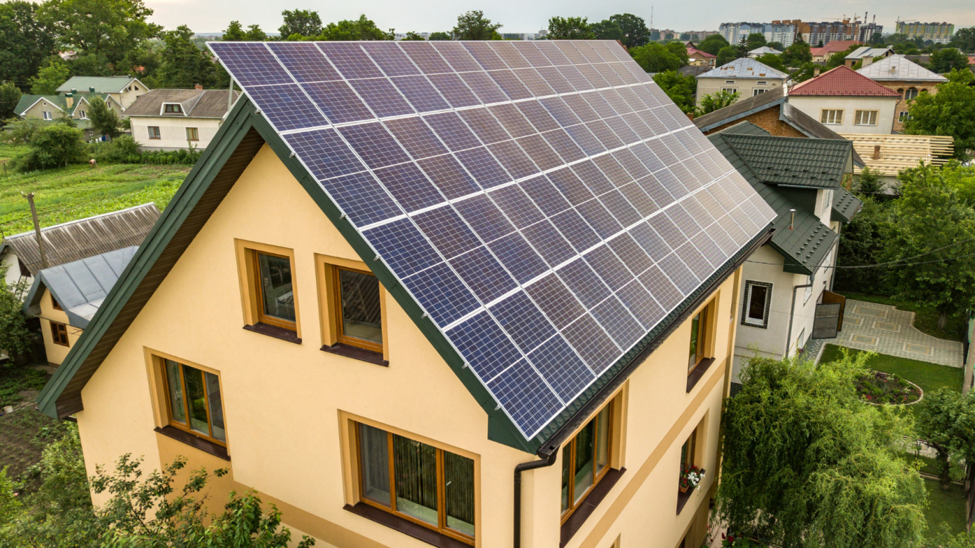 Les panneaux solaires hybrides : une alliance d’écologie et d’économie pour votre habitat
