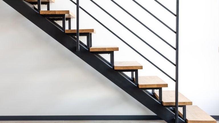 Escalier en fer sur mesure : un savoir-faire d’exception pour votre maison !