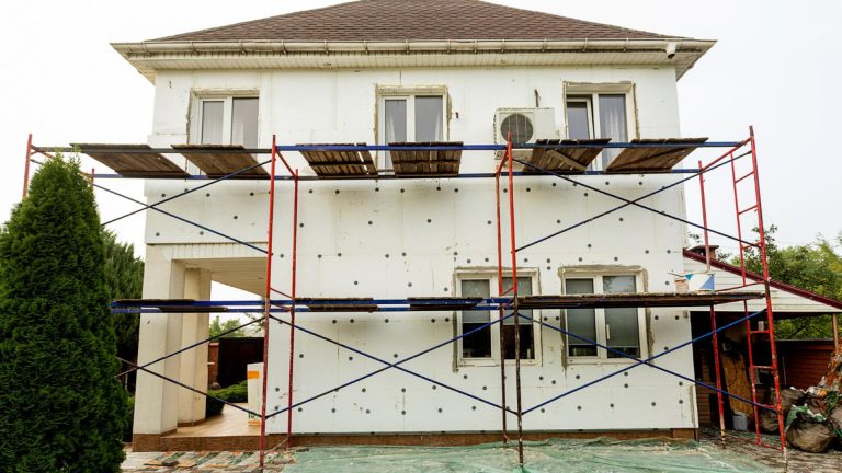 Ravalement de façade : isolez votre maison et redonnez-lui un coup de jeune !