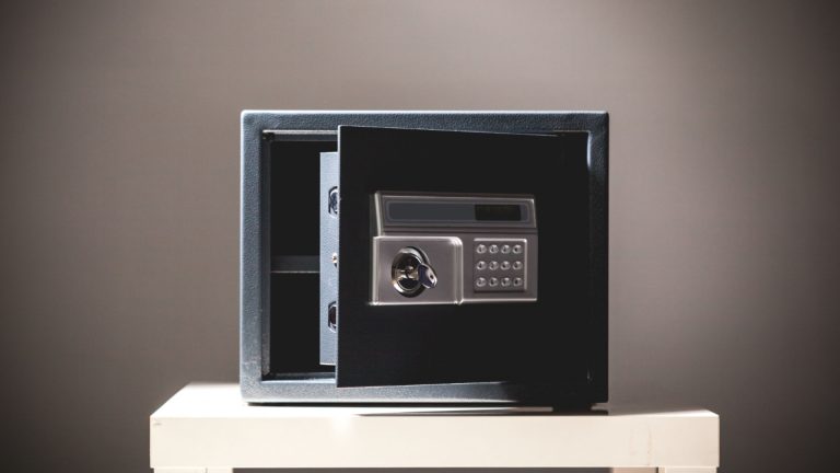 Sécuriser son domicile ou bureau : quand un coffre-fort devient indispensable ?