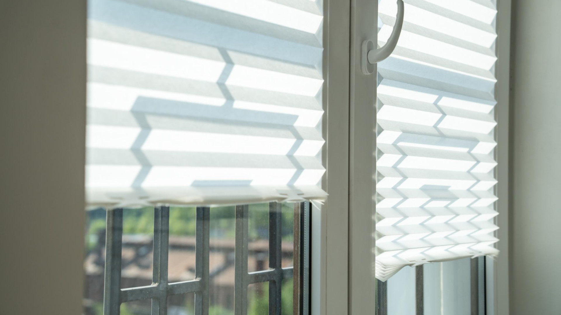 Store sur mesure : des solutions innovantes pour allier intimité et lumière chez soi