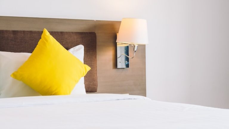 Tête de lit en tissu : confort et douceur pour votre chambre