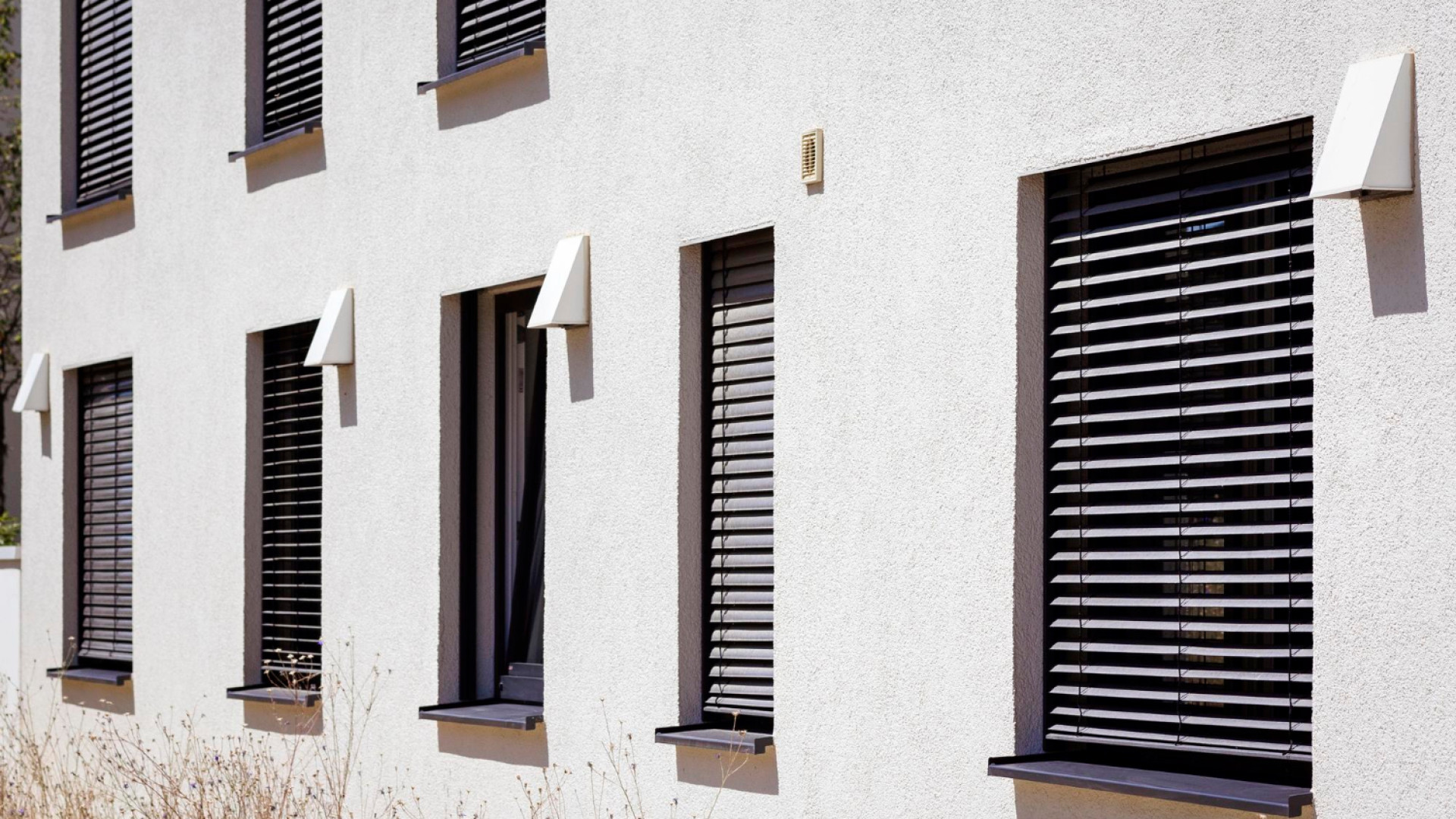 Volets et isolation phonique : solutions pour une maison plus calme