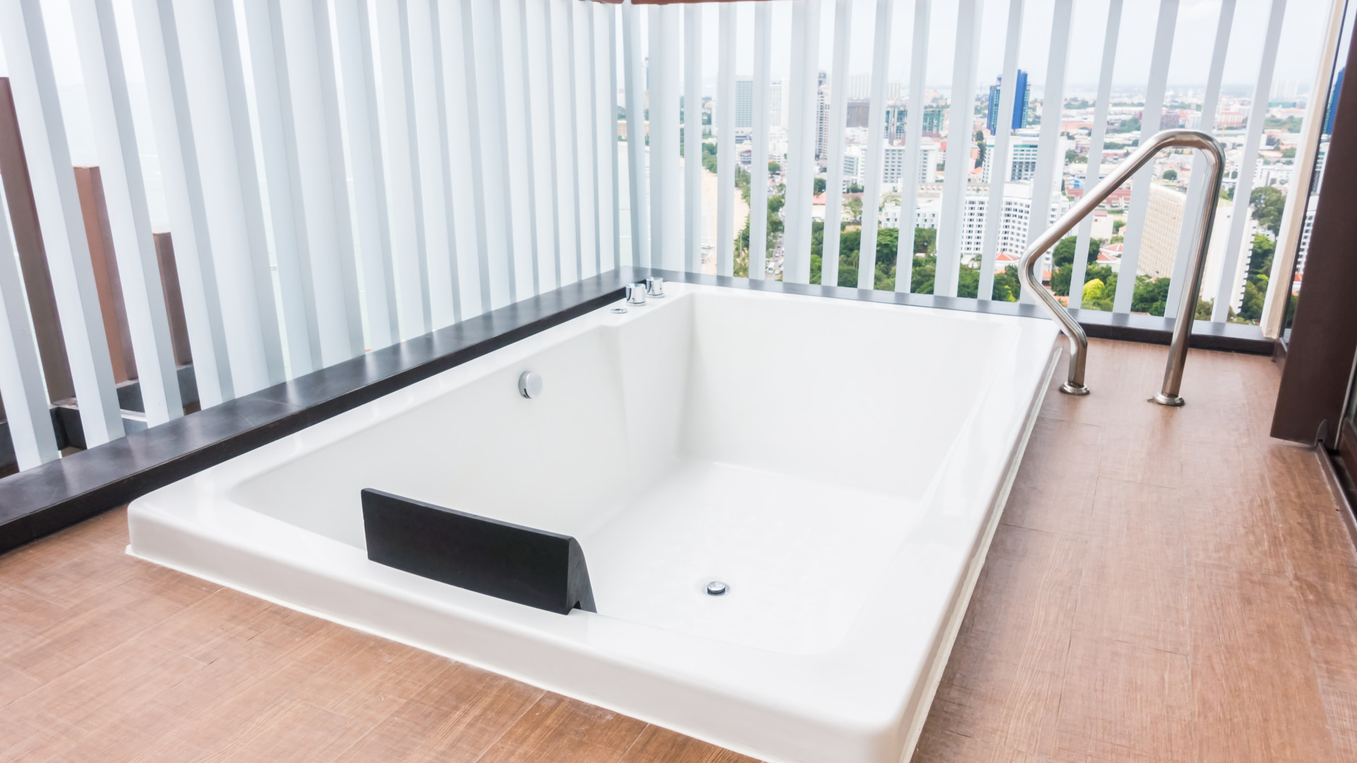 Couverture de spa isolante : comment garder l’eau chaude plus longtemps ?