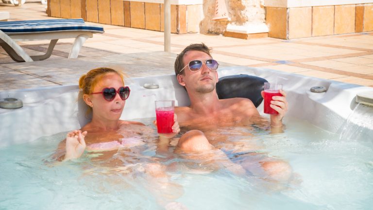 Couverture de spa rigide ou souple : quelles différences et laquelle choisir pour un spa gonflable ?