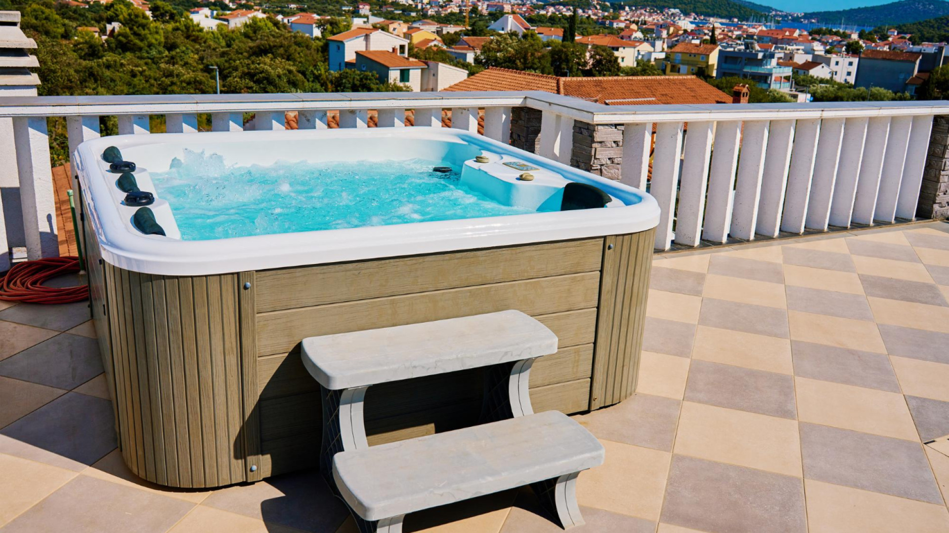 Spa extérieur : ce qui change vraiment avec une couverture adaptée