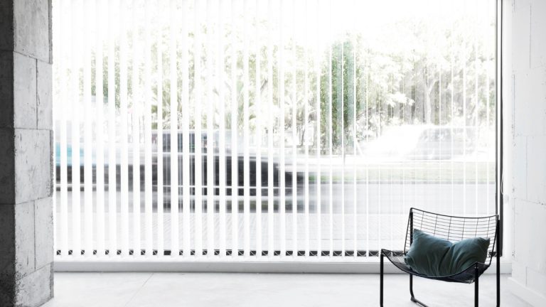 Store californien : tissu, PVC ou technique, que choisir pour vos fenêtres ?