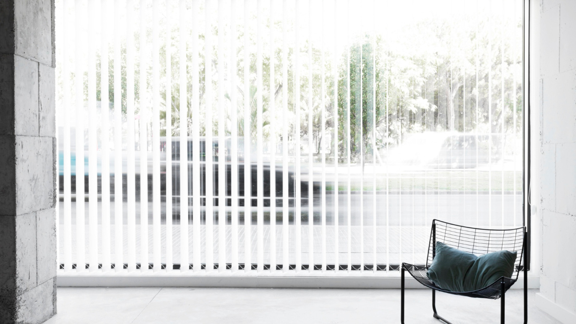 Store californien : tissu, PVC ou technique, que choisir pour vos fenêtres ?